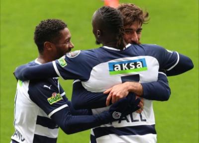 پاس گلی برای یک آشنا