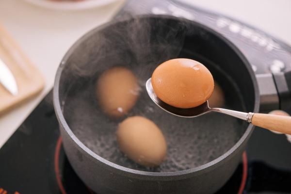 زمان پخت تخم مرغ آب پز ، با این روش پوست تخم مرغ ترک نمی خورد
